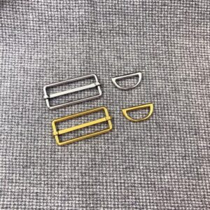 Пряжка на плечевом ремне сумки с протягиванием D-образной формы